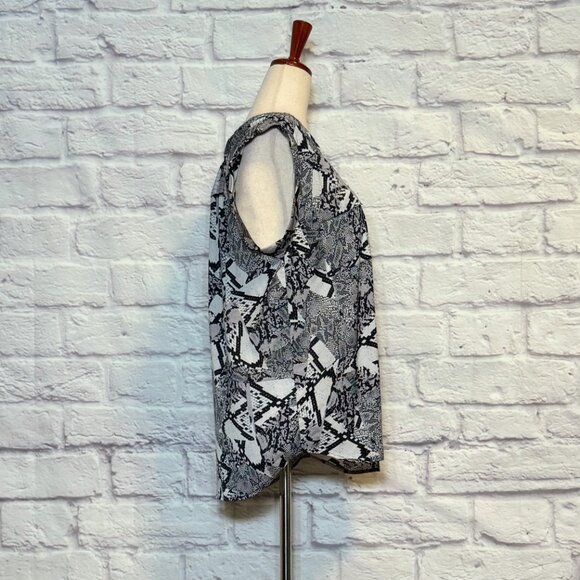 Trouve Black & Gray Abstract Print Blouse - Picture 3 of 9